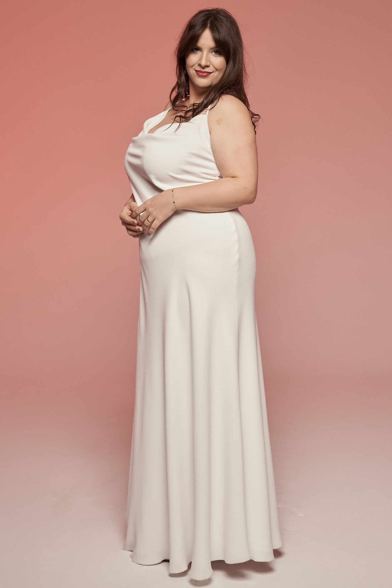 suknia ślubna o prostym kroju, z dekoltem i długim rękawem, w kolorze białym