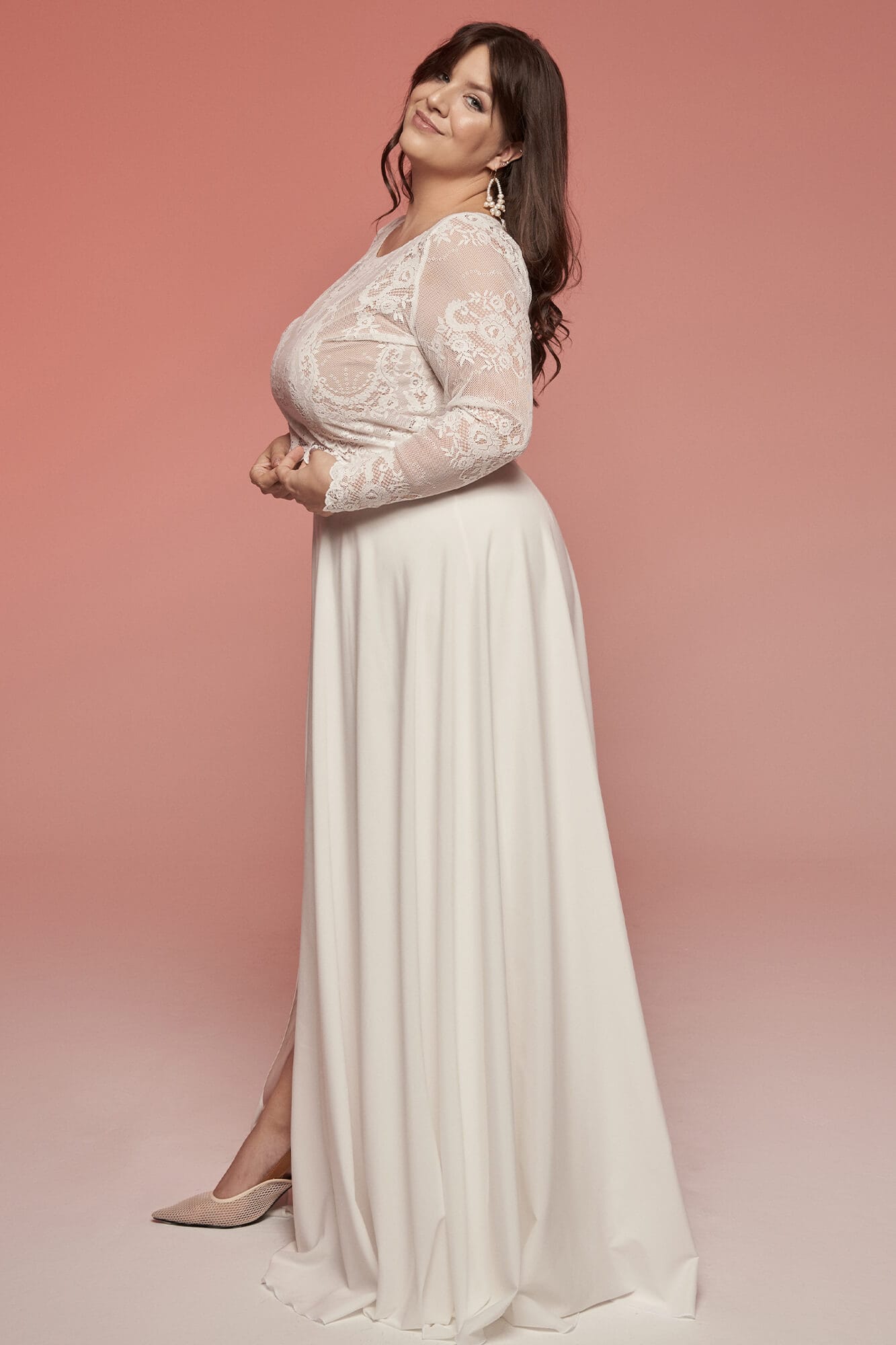 suknia ślubna z długim rękawem, koronkowym wykończeniem i rozkloszowanym dołem, w kolorze białym