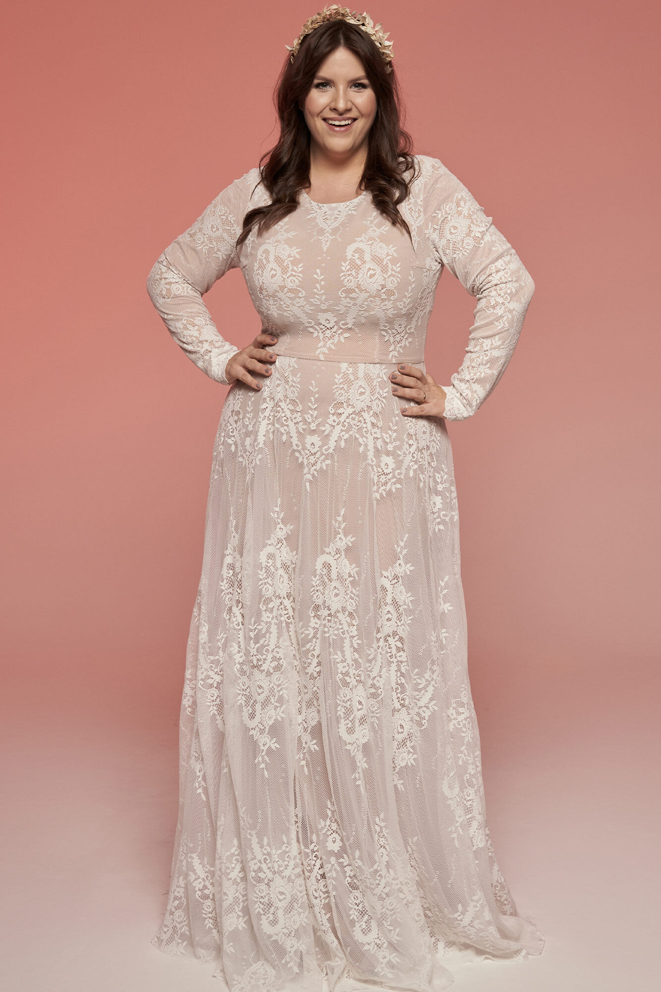 suknia ślubna z długimi rękawami, zdobiona koronką w kolorze jasnoróżowym