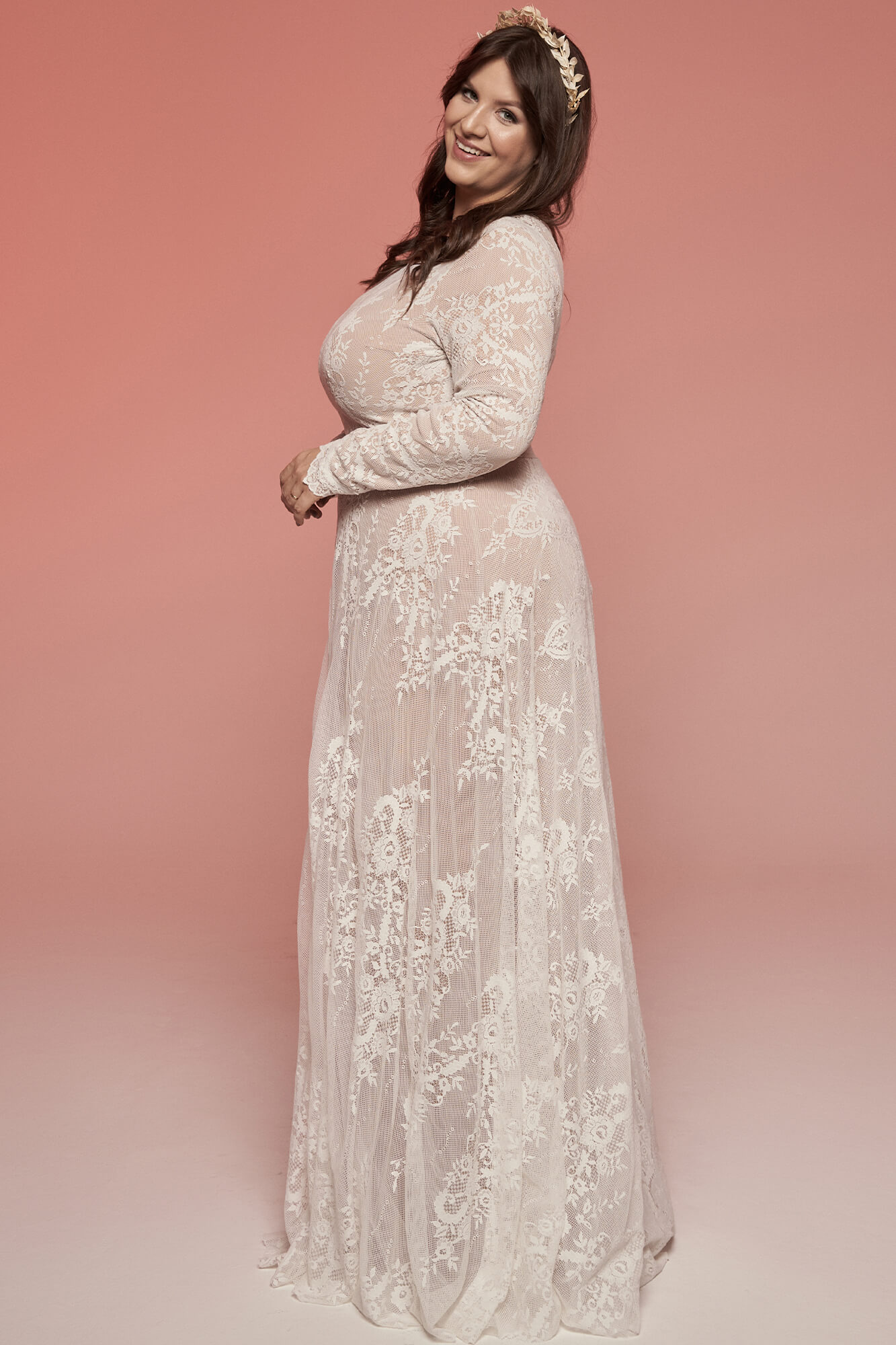 suknia ślubna z długim rękawem w kolorze jasnoróżowym z koronkowym wzorem