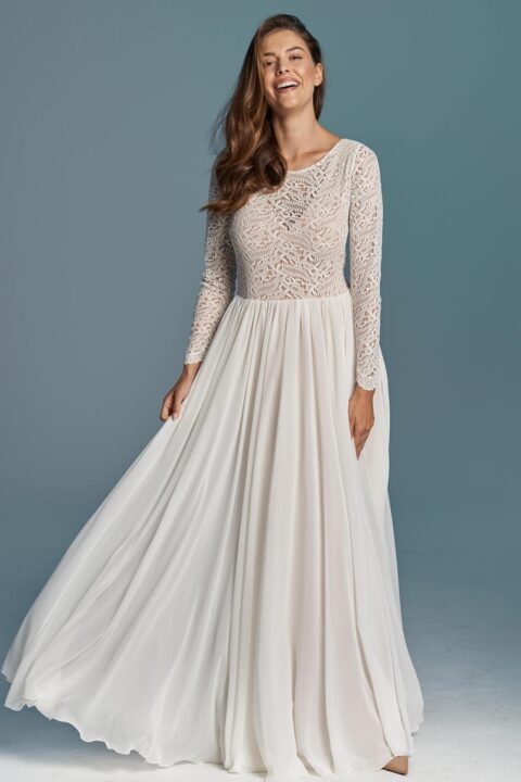 suknia ślubna z długim rękawem, koronkowym górnym fragmentem i rozkloszowanym dołem.
