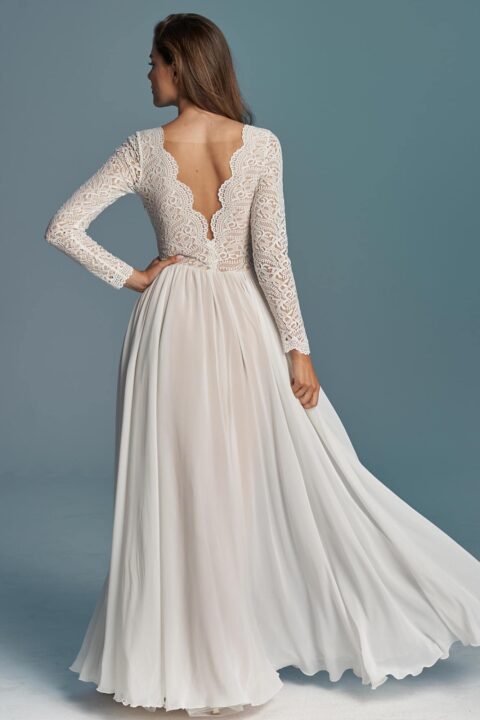 suknia ślubna z długim rękawem, dekoltem w kształcie litery V i rozkloszowanym dołem