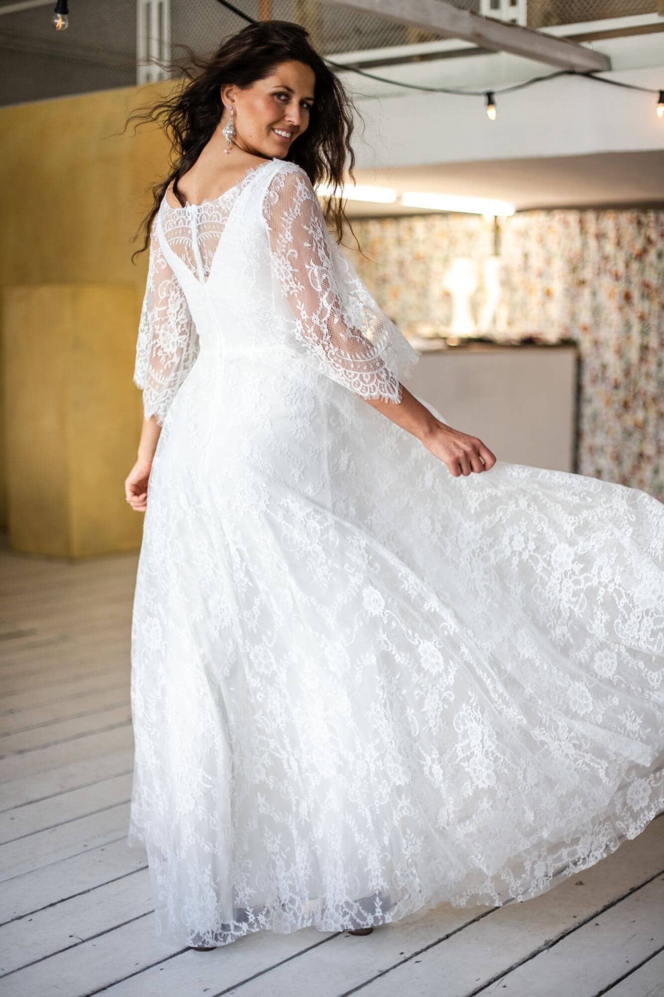 suknia ślubna z długimi koronkowymi rękawami i falującym dołem w kolorze białym