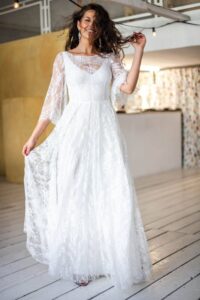 suknia ślubna z koronkowymi rękawami i rozkloszowanym dołem, w kolorze białym