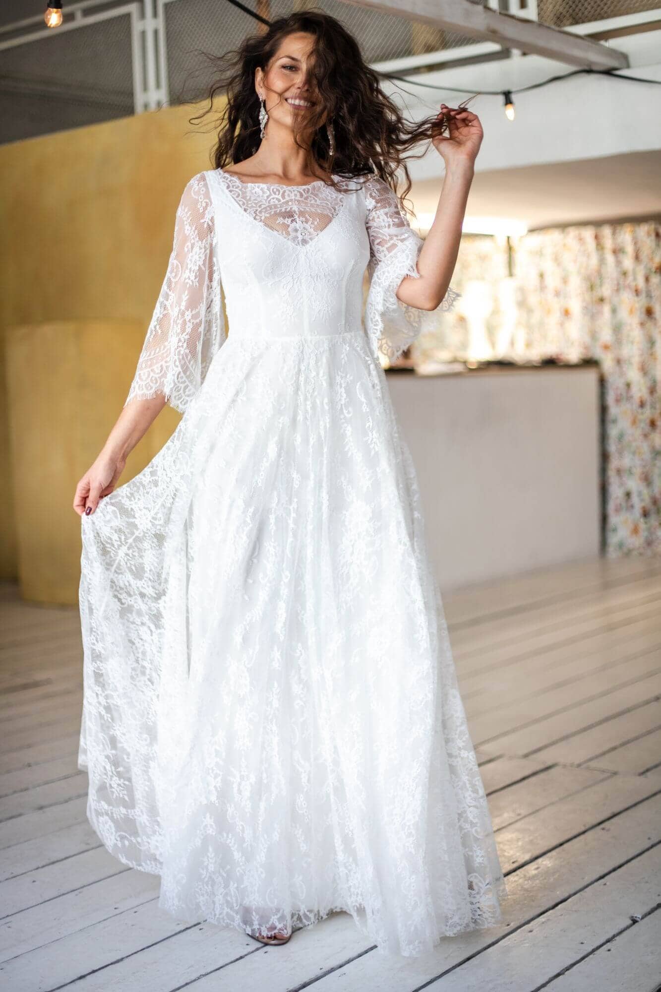 suknia ślubna z koronkowymi rękawami i rozkloszowanym dołem, w kolorze białym