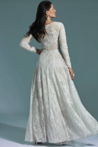 suknia ślubna z długim rękawem, koronkowym wykończeniem i trenem, widoczna z tyłu