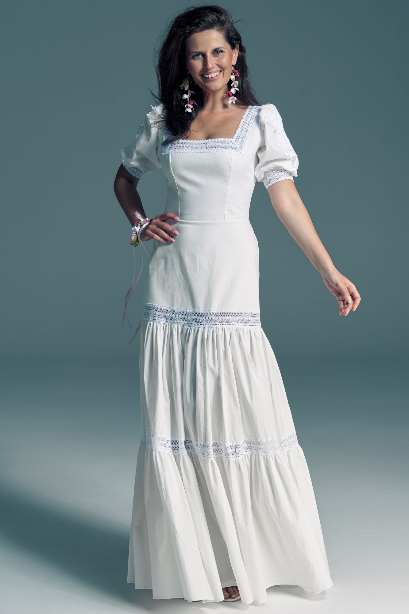 suknia ślubna z szerokimi rękawami, dekoltem kwadratowym i falbaną na dole