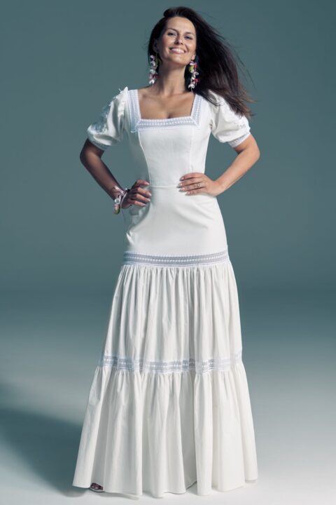 suknia ślubna z krótkimi rękawami, dekoltem kwadratowym i falbaną u dołu