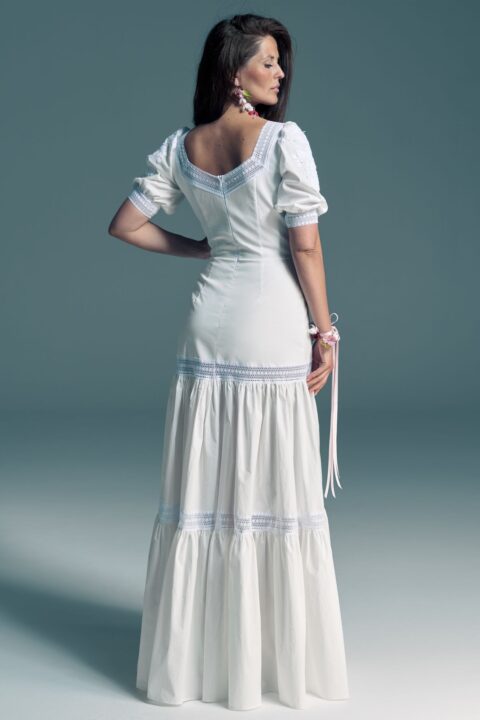 suknia ślubna o długim rękawie, z dekoltem w kształcie litery V i falbanami na dole.