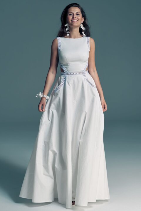 suknia ślubna w kolorze białym z wycięciami i koronkowymi detalami na bokach