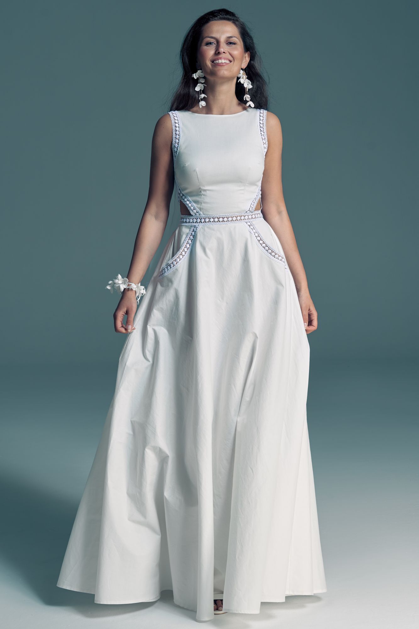 suknia ślubna w kolorze białym z wycięciami i koronkowymi detalami na bokach