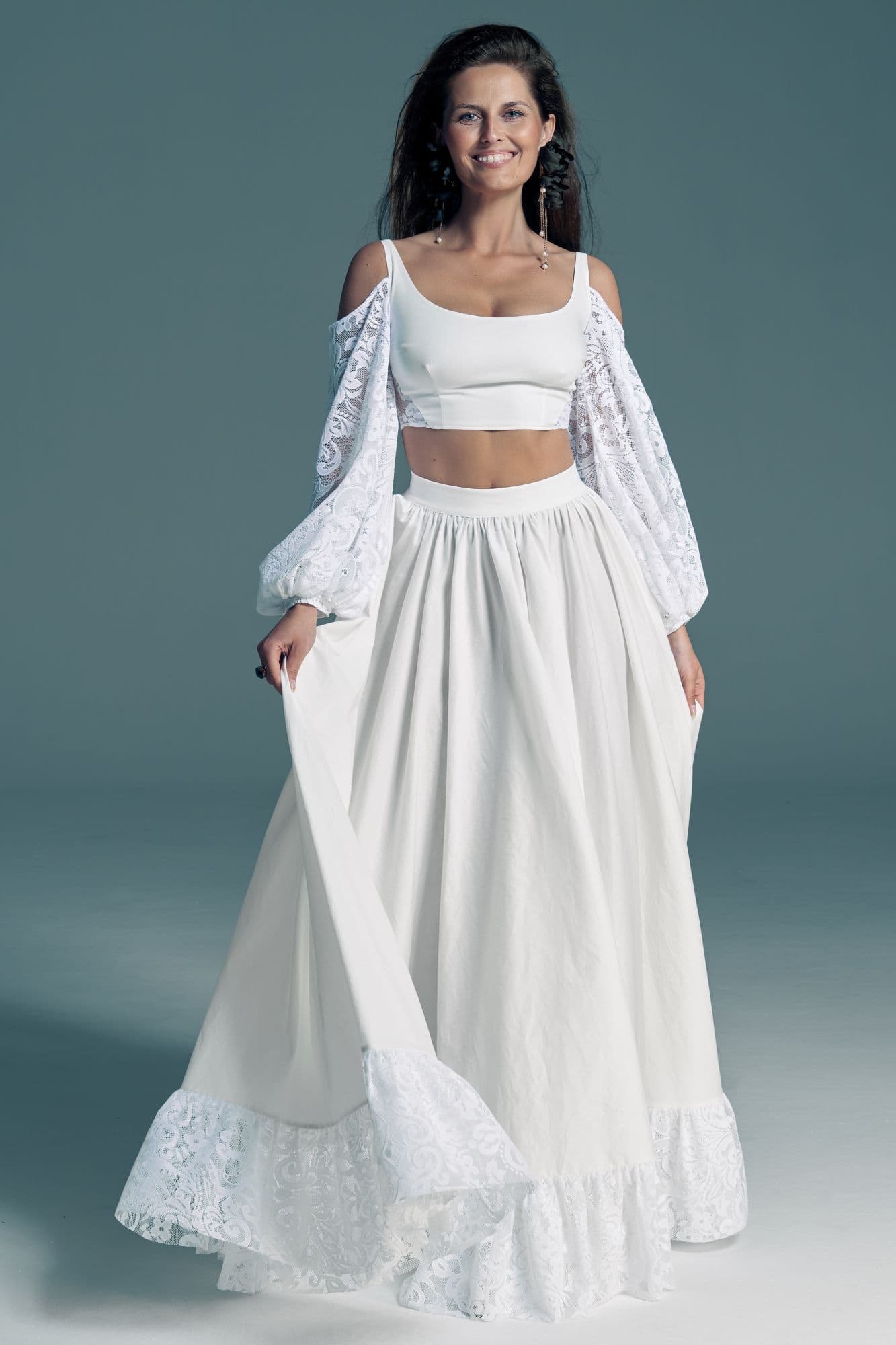 suknia ślubna z długimi, bufiastymi rękawami i rozkloszowanym dołem w kolorze białym