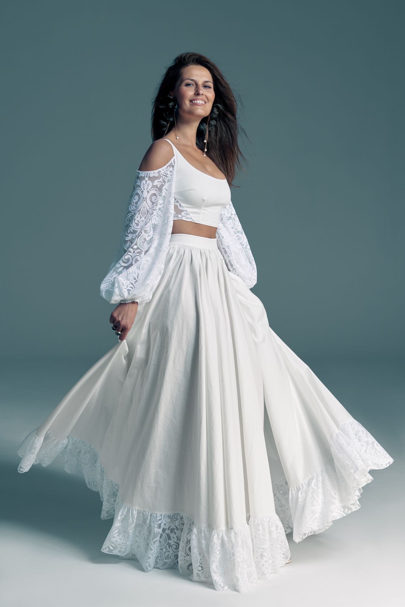 suknia ślubna z długim, koronkowym rękawem i rozkloszowanym dołem w kolorze białym