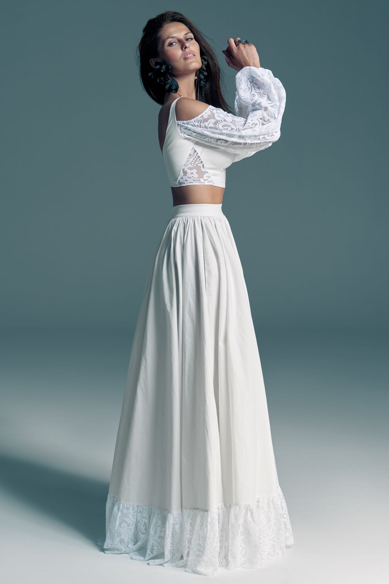 suknia ślubna z długimi rękawami, składająca się z górnej części i długiej spódnicy.