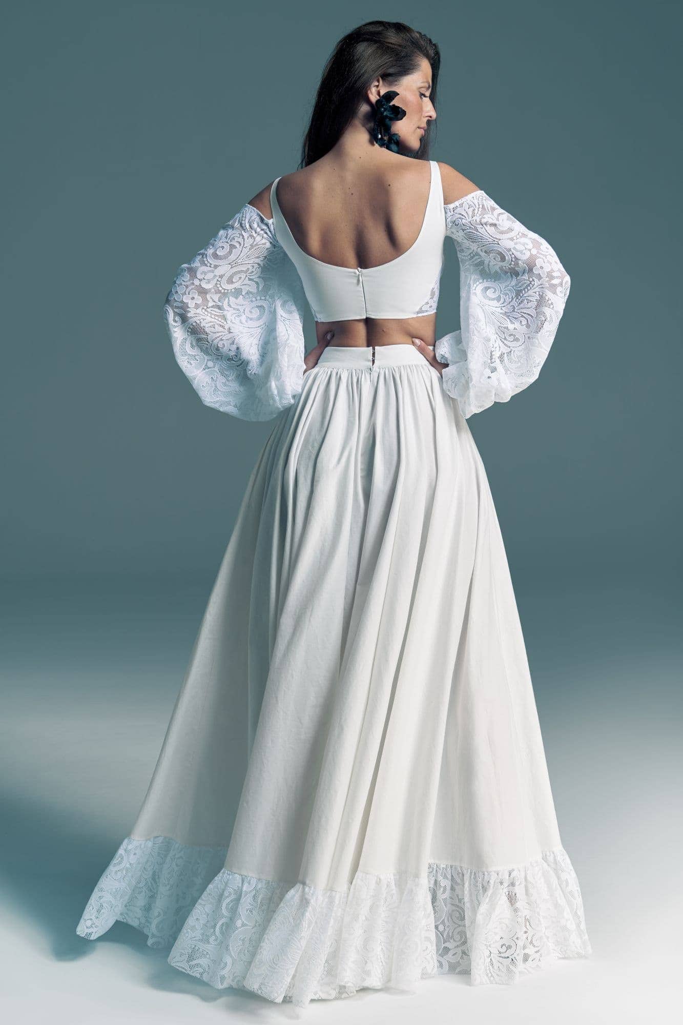 suknia ślubna z długimi, bufiastymi rękawami i rozkloszowanym dołem w kolorze białym