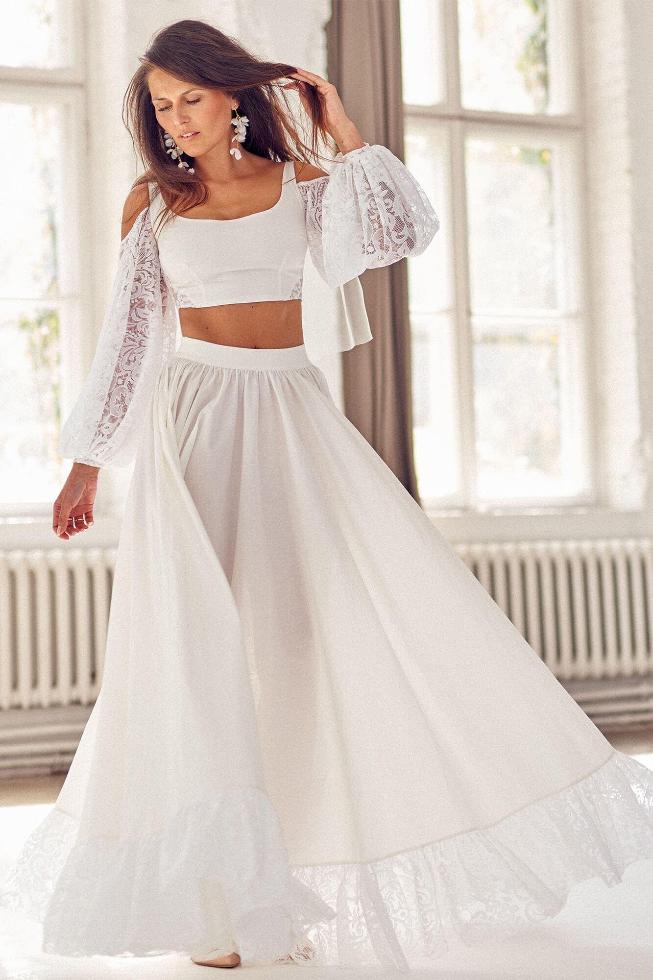 suknia ślubna z długą, zwiewną spódnicą i krótkim topem z koronkowymi rękawami