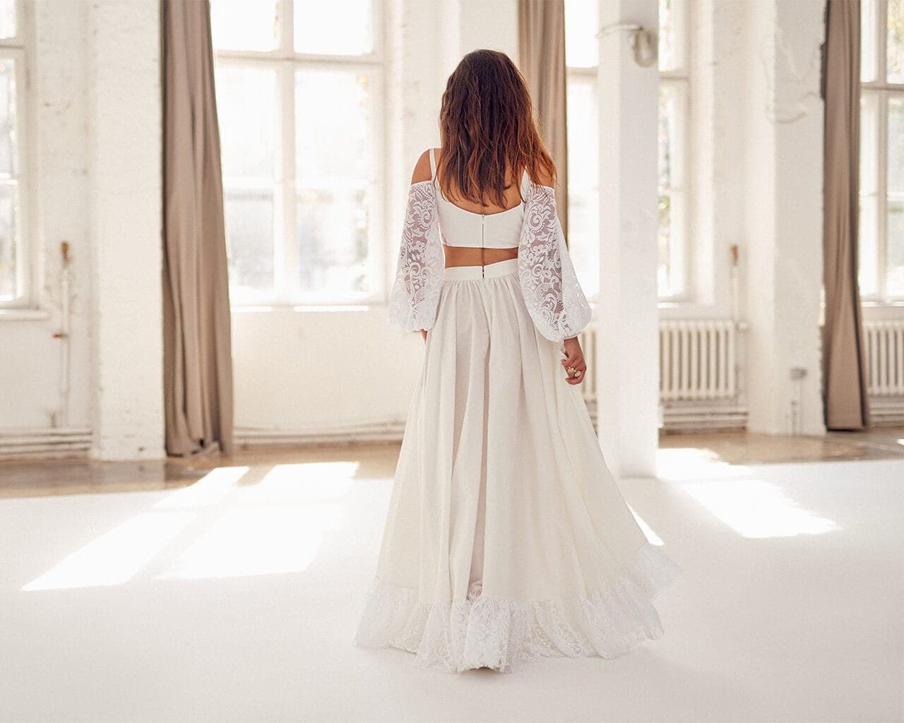 suknia ślubna z długimi rękawami i rozkloszowanym dołem, widok z tyłu