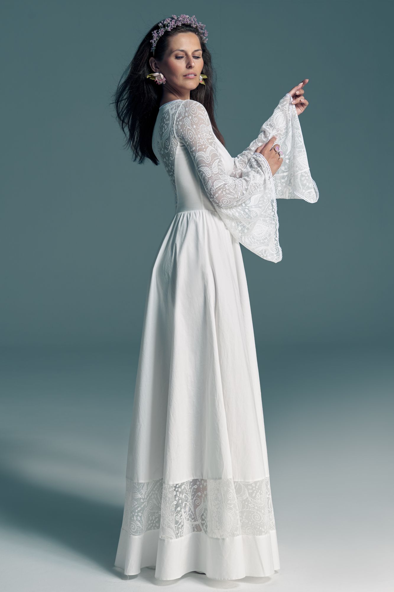 suknia ślubna z długimi koronkowymi rękawami i koronkowym wykończeniem na dole.