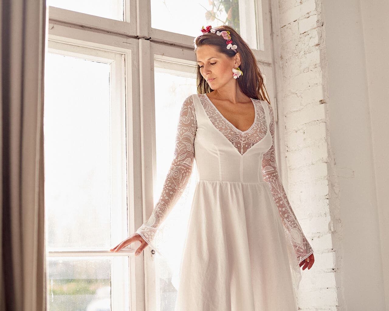 suknia ślubna z długimi koronkowymi rękawami i dekoltem w kształcie litery V