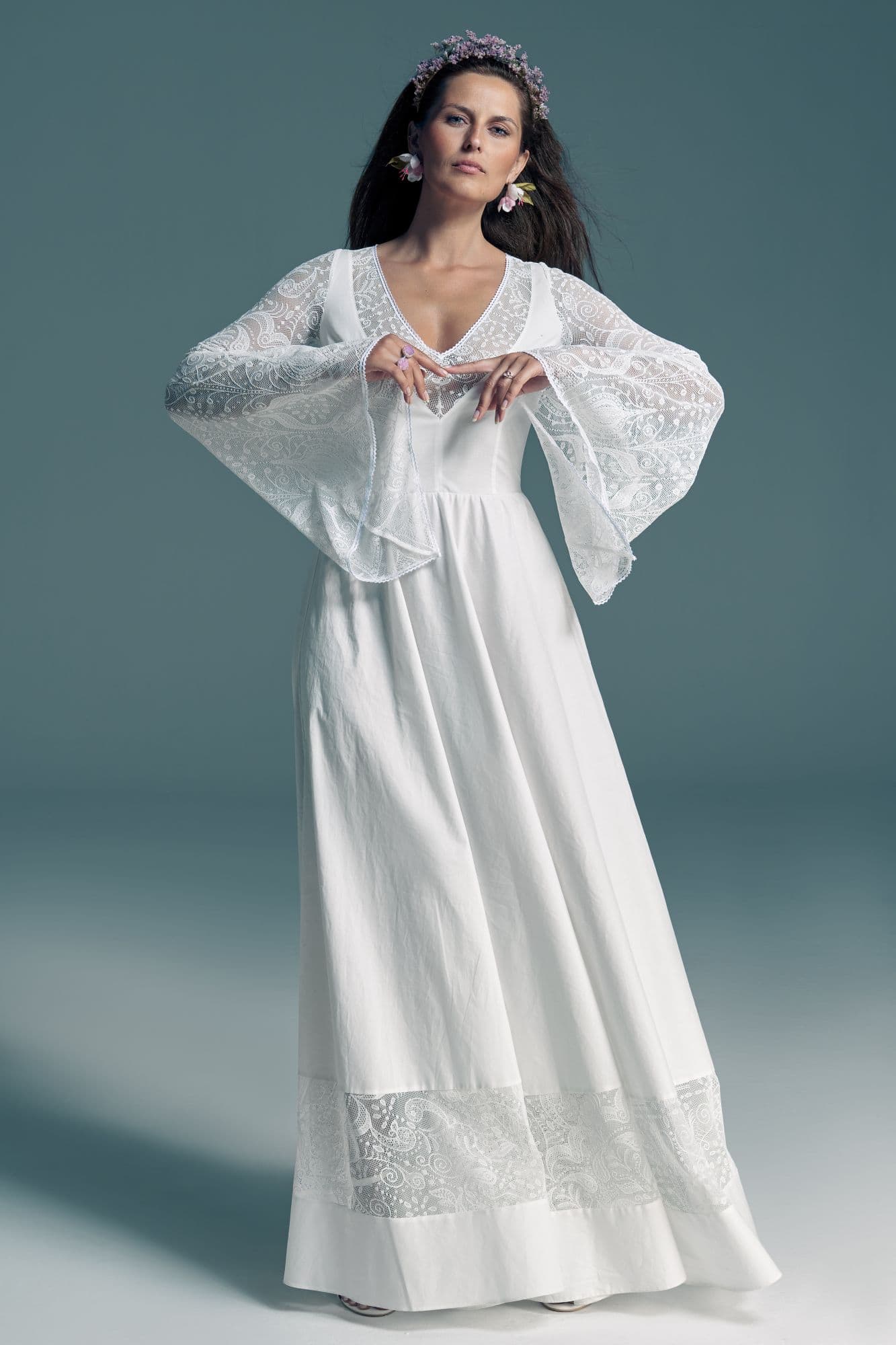 suknia ślubna z długimi koronkowymi rękawami i dekoltem w serek, z koronkowym wykończeniem u dołu