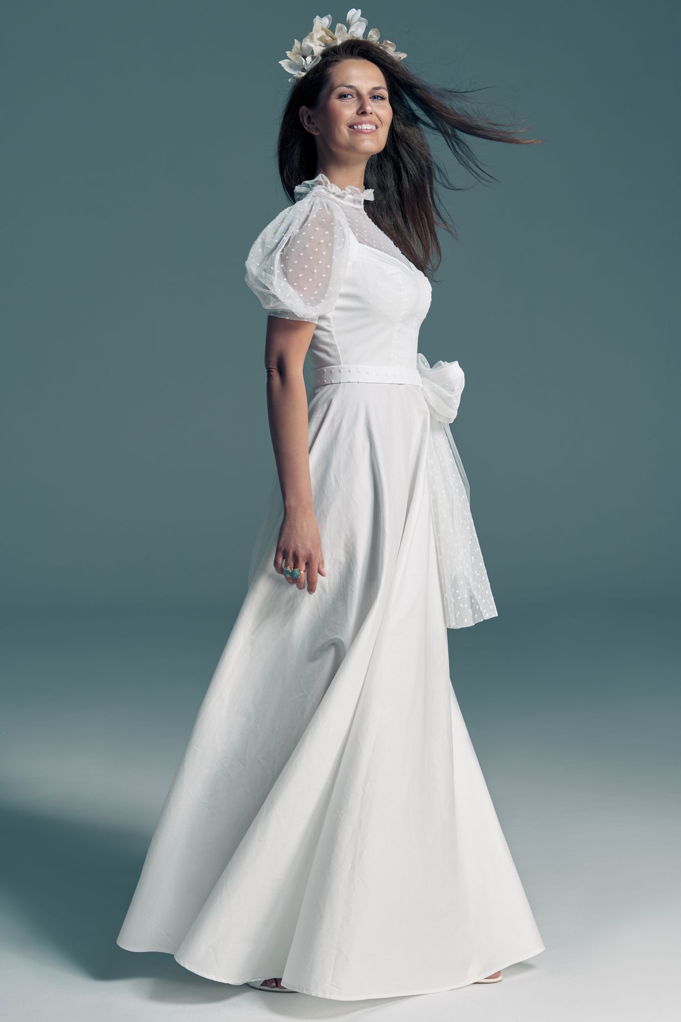 suknia ślubna z krótkimi, przezroczystymi rękawami i wiązaniem w talii