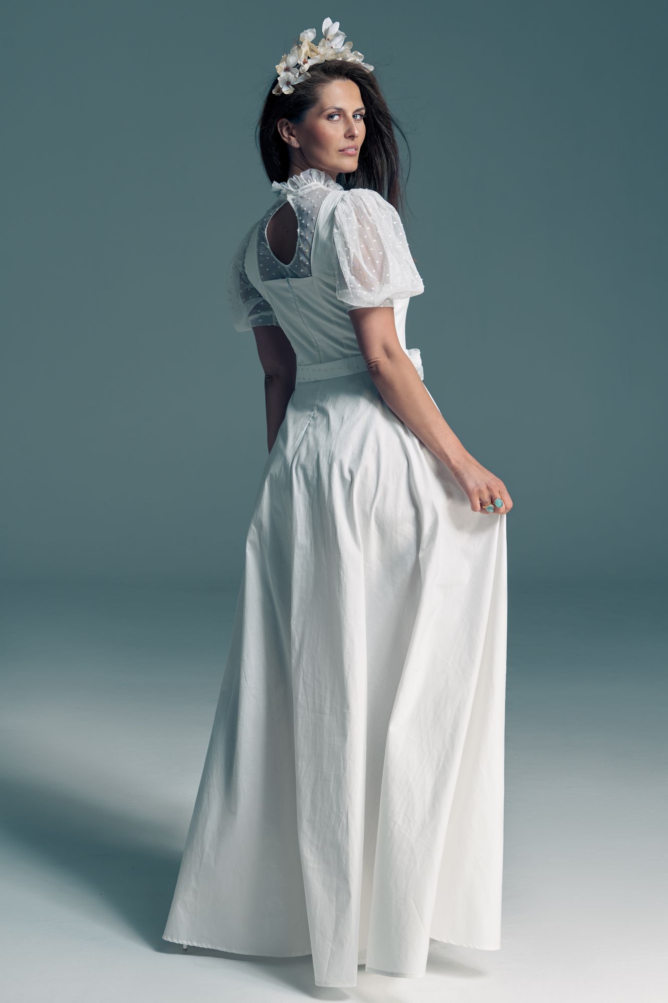 suknia ślubna w kolorze białym z długim rękawem i rozkloszowanym dołem