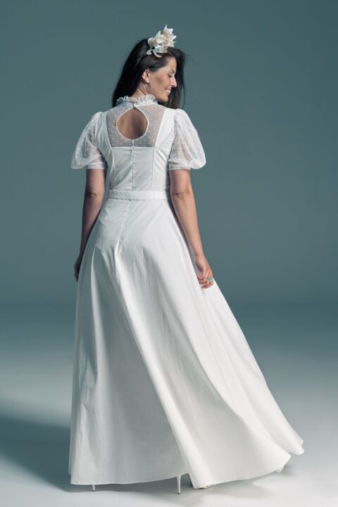 Suknia ślubna z długim tyłem, z krótkimi rękawami i okrągłym dekoltem z siateczki.