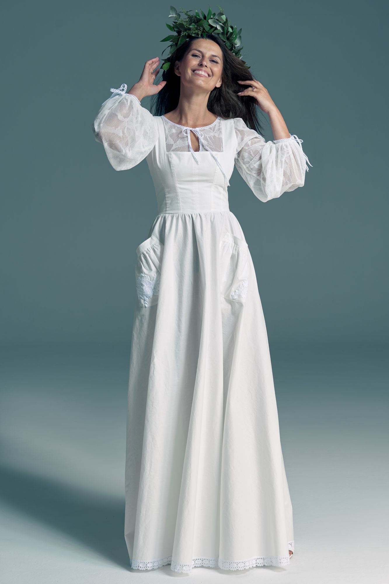 suknia ślubna z długimi koronkowymi rękawami i dekoltem w kształcie litery V