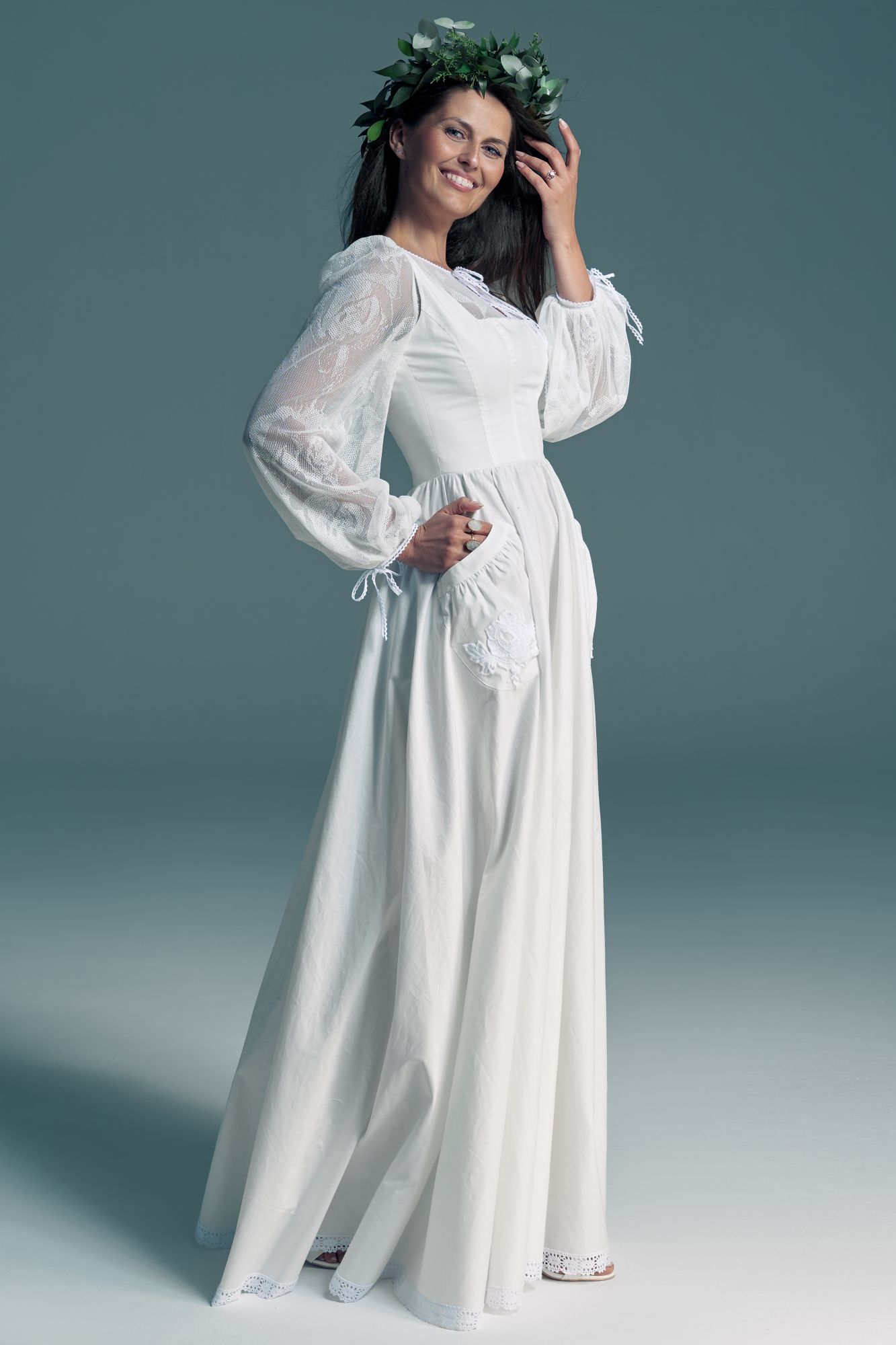 suknia ślubna z długimi rękawami i koronkowymi detalami, w kolorze białym