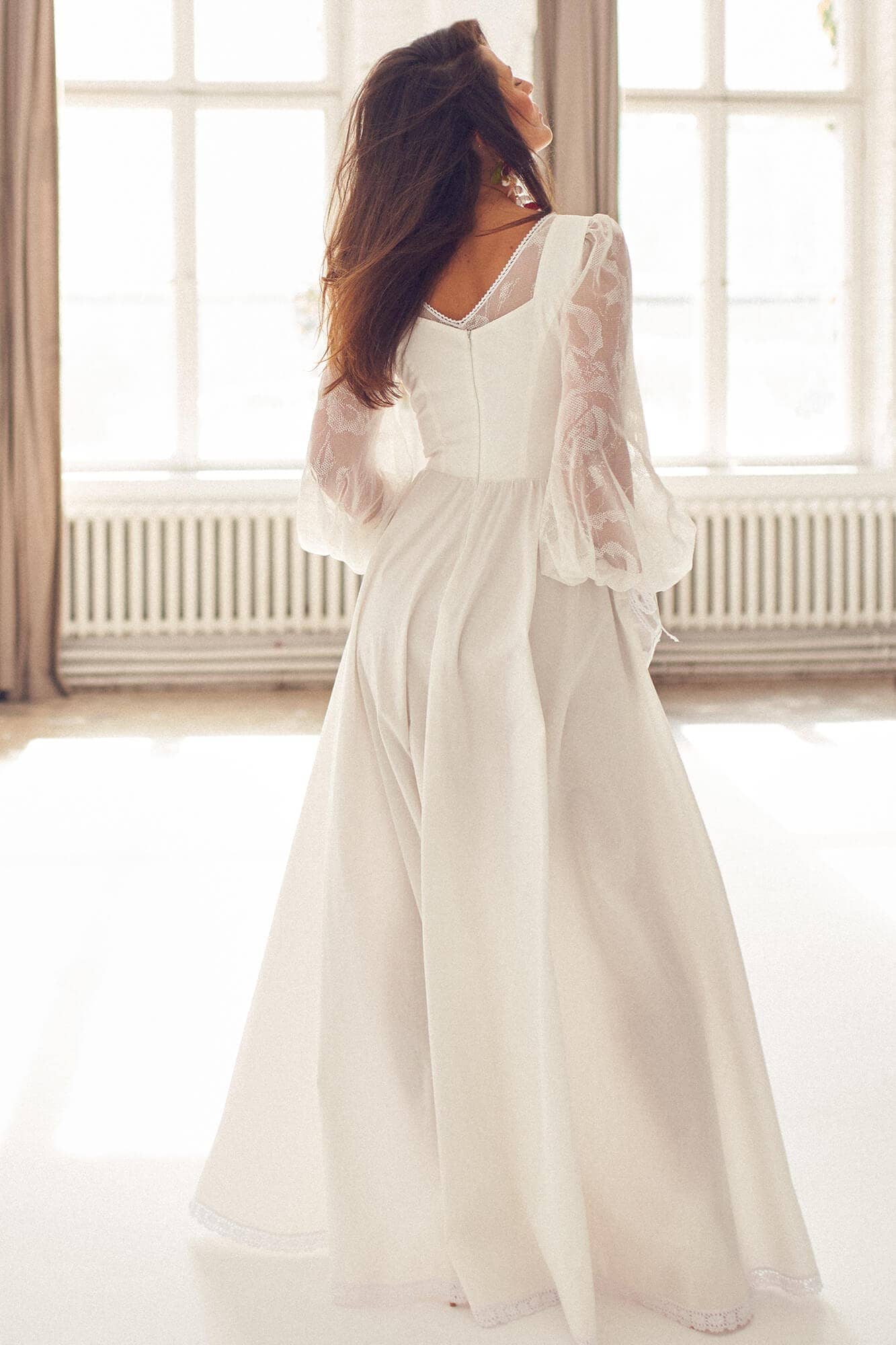 suknia ślubna o długich, zwiewnych rękawach, z dekoltem w serek i rozkloszowanym dołem