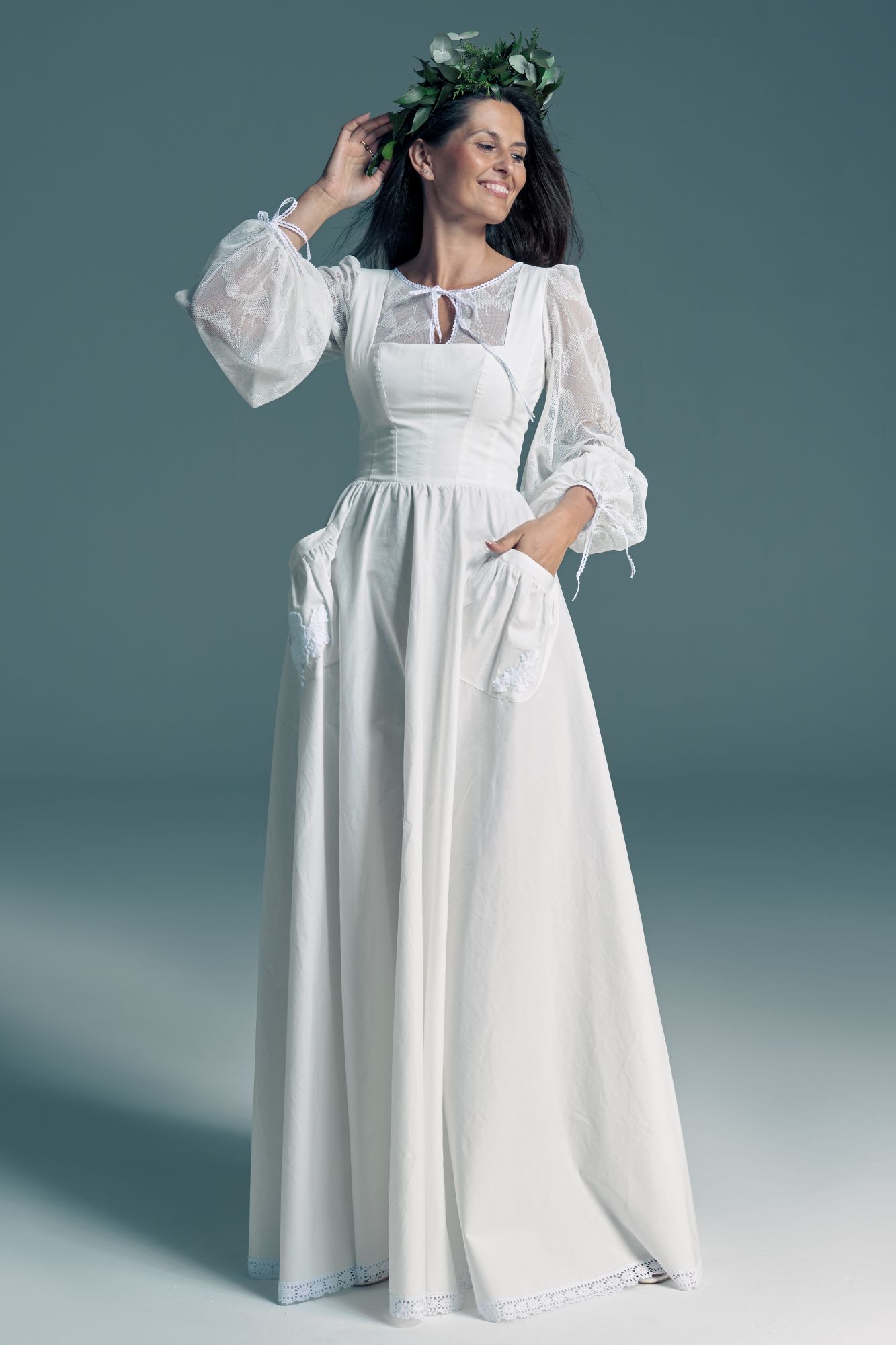 suknia ślubna z długimi, transparentnymi rękawami i kieszeniami, w kolorze białym