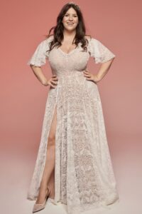 suknia ślubna z koronkowymi rękawami i rozcięciem na nogawce