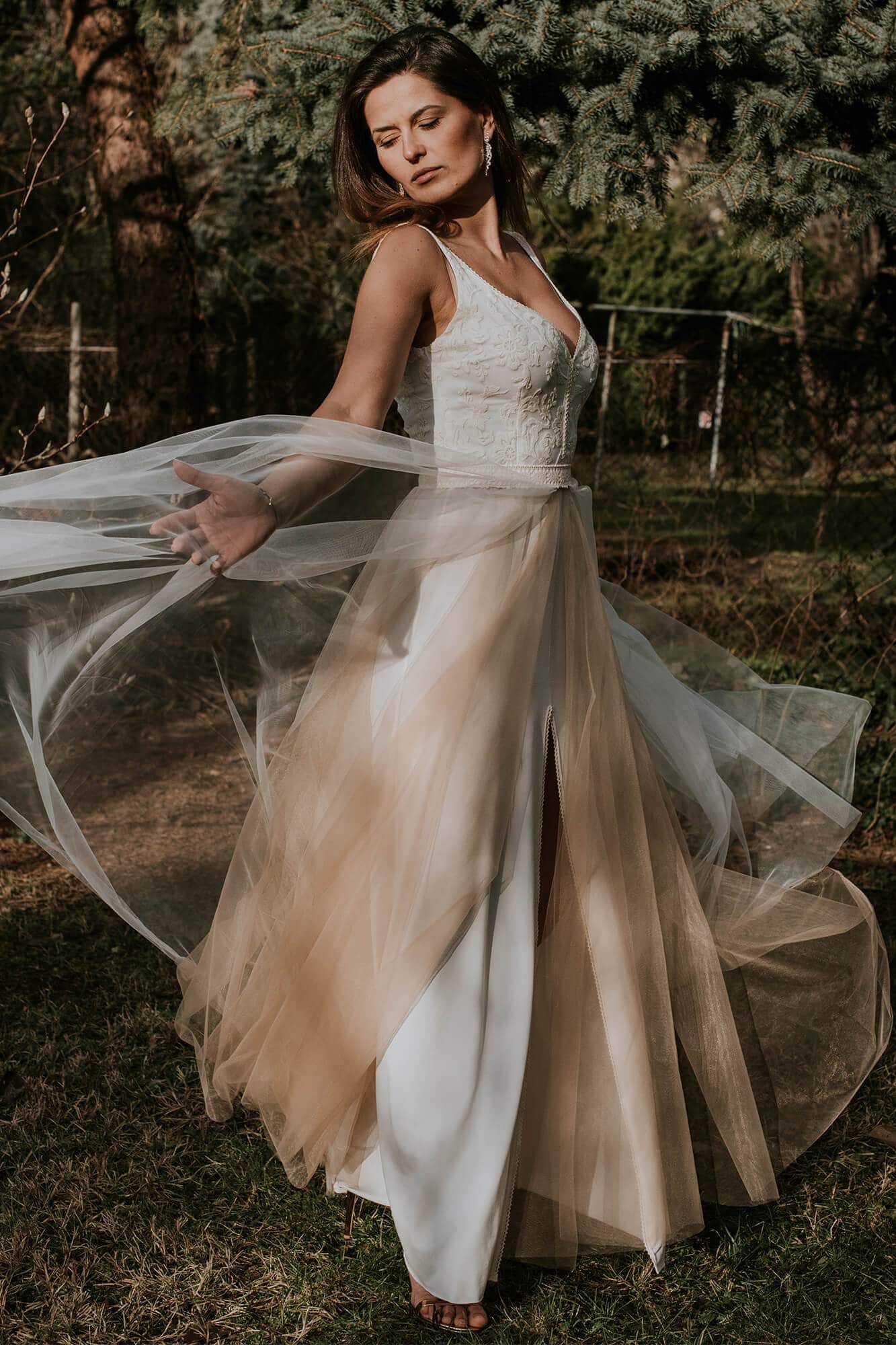 suknia ślubna z koronkowym górnym elementem i transparentnym dolnym materiałem w ruchu