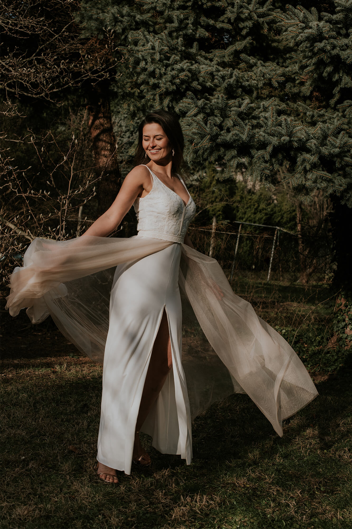 suknia ślubna z dekoltem i rozcięciem, z lekkim, przezroczystym materiałem w ruchu