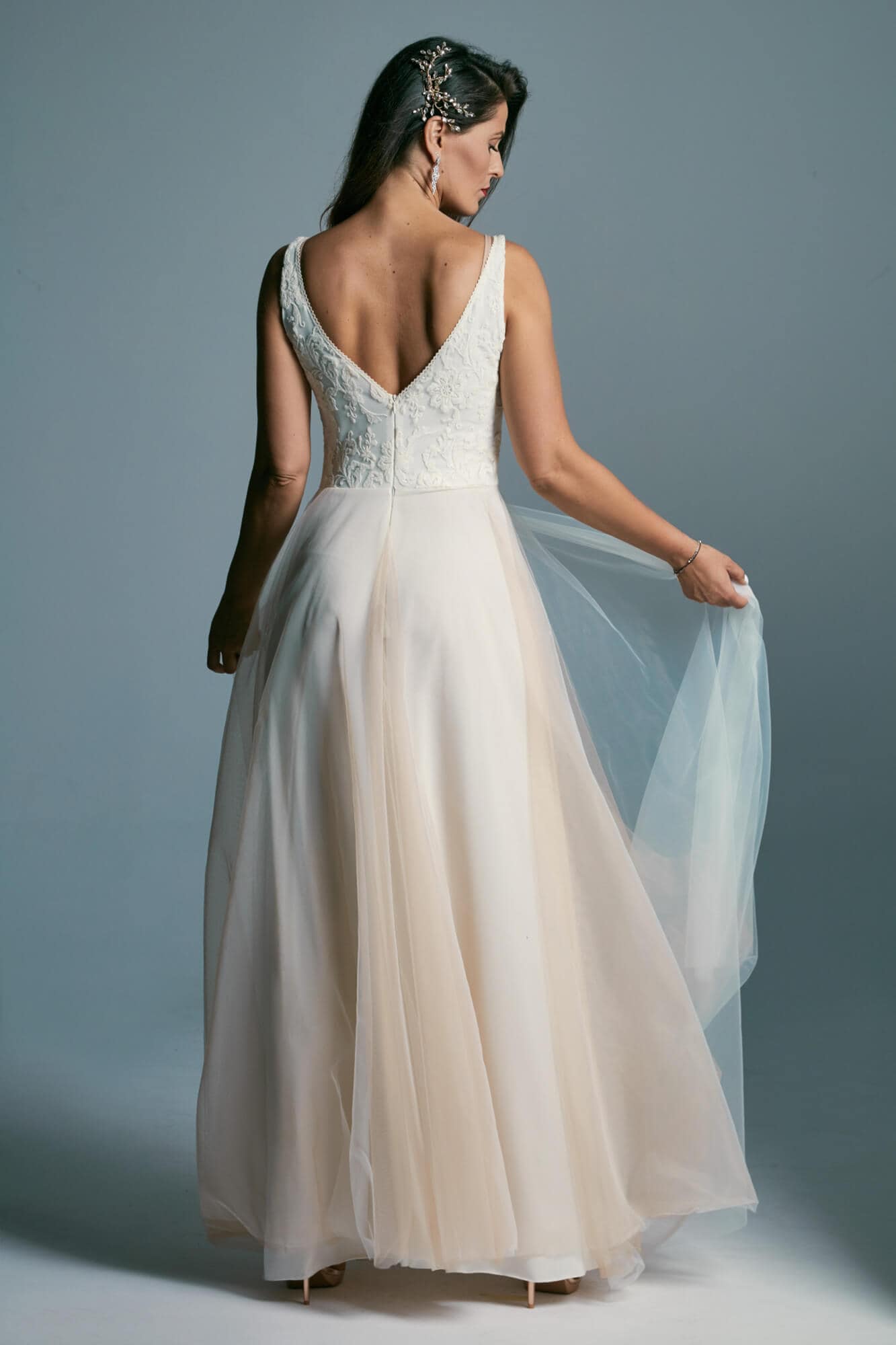 suknia ślubna z dekoltem w kształcie litery V oraz zwiewnym trenem