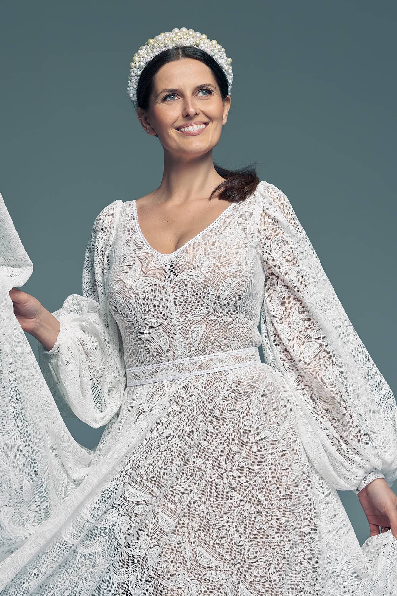 suknia ślubna z długimi, bufkowymi rękawami, zdobiona koronką i haftem w jasnych kolorach