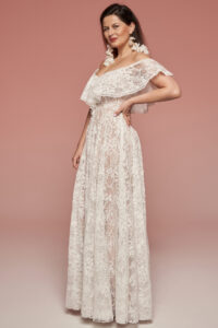 suknia ślubna z koronkowym wzorem, długim rękawem i dekoltem typu off-shoulder