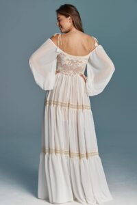 suknia ślubna z długimi, przezroczystymi rękawami i koronkowym wykończeniem na plecach