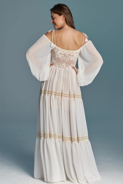 suknia ślubna z długimi, przezroczystymi rękawami i koronkowym wykończeniem na plecach