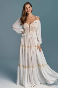 suknia ślubna z długimi rękawami, dekoltem w serek i ozdobnymi detalami w kolorze złotym