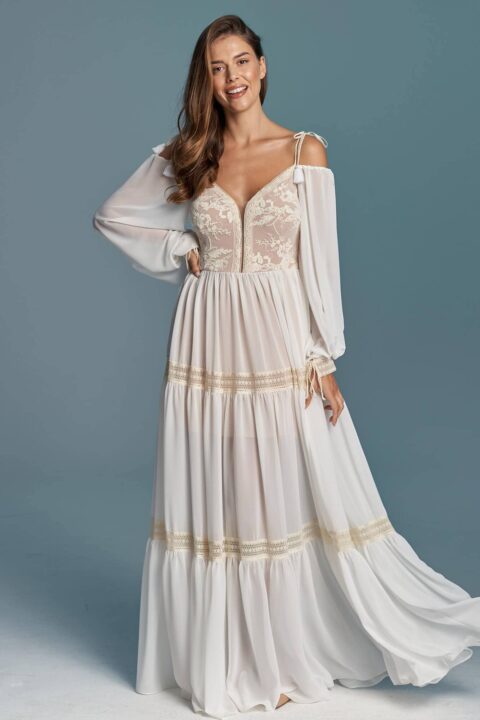 suknia ślubna z długimi rękawami, dekoltem w serek i ozdobnymi detalami w kolorze złotym