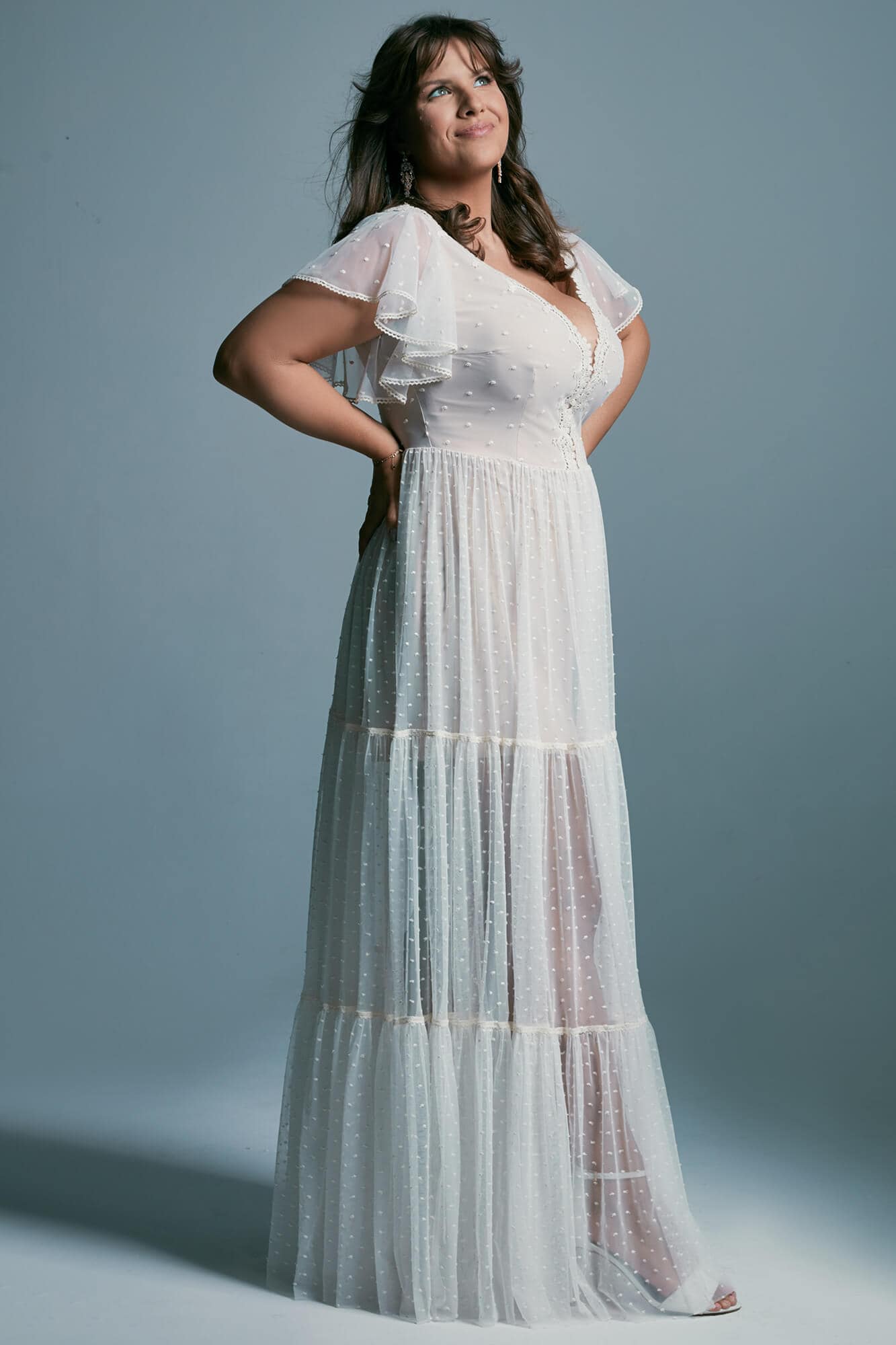 suknia ślubna z krótkimi rękawami, zdobiona koronką i haftem, o długim, zwiewnym fasonie