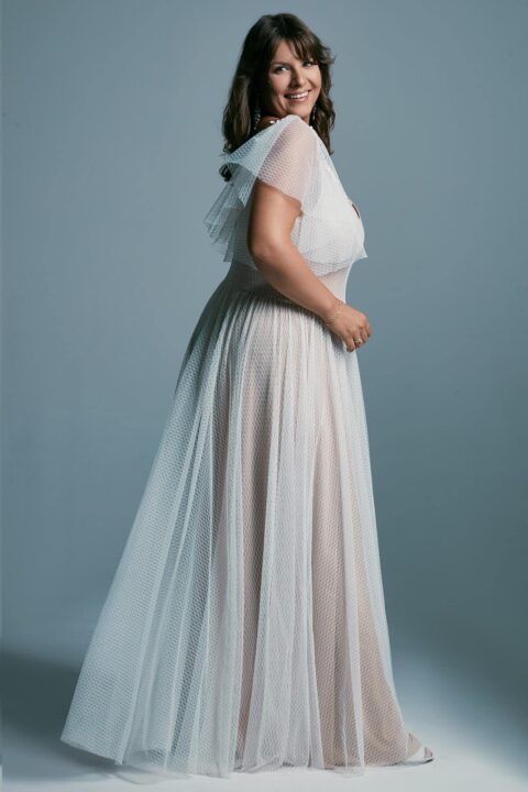 suknia ślubna z lekkim, przezroczystym materiałem i rękawami do łokci