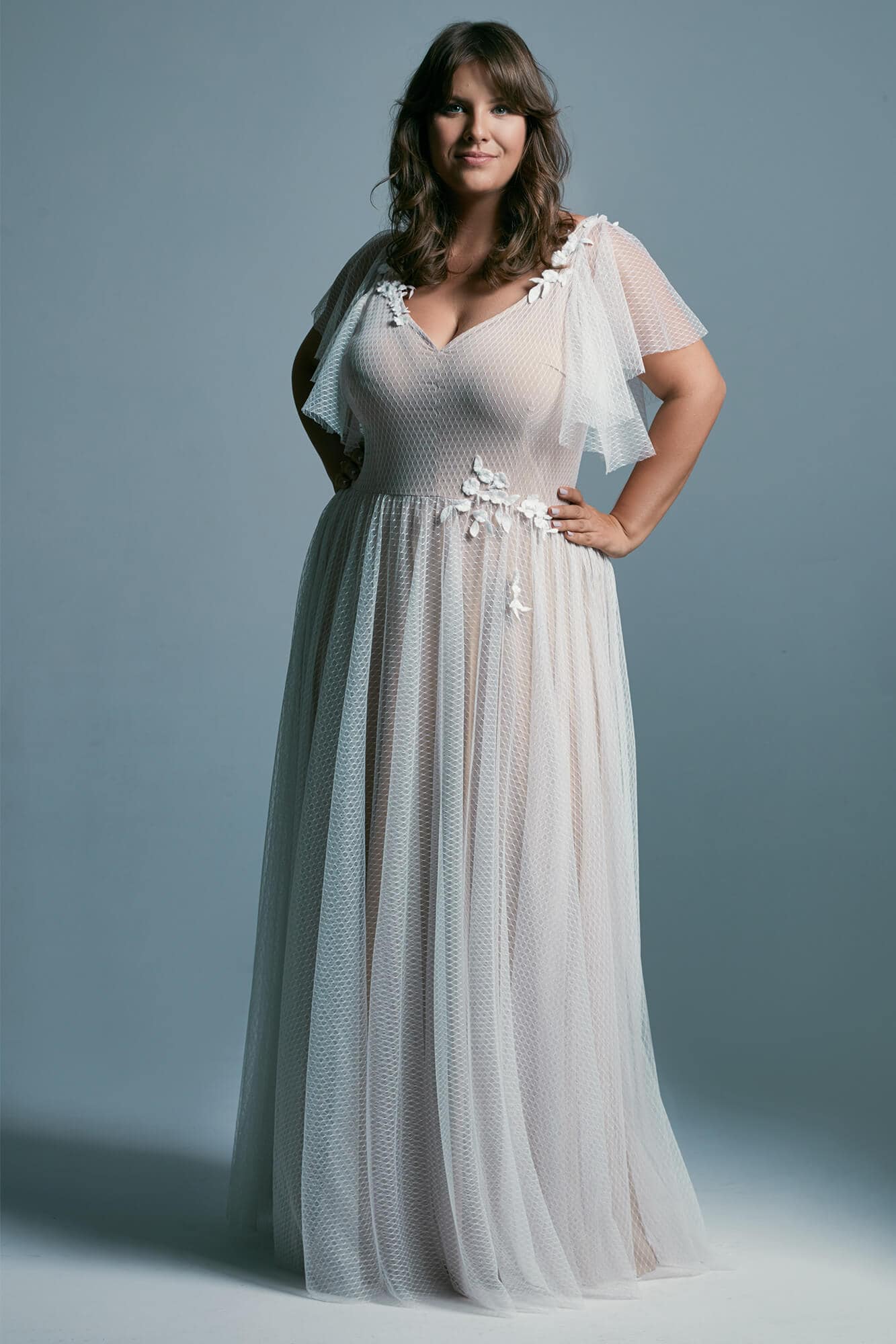 suknia ślubna z dekoltem w serek, z falbanami na ramionach i zdobieniami w talii