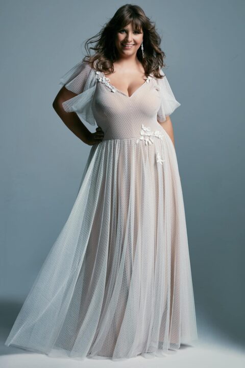 suknia ślubna z delikatnymi rękawami i ozdobnym detalem na biodrze, w jasnym kolorze.