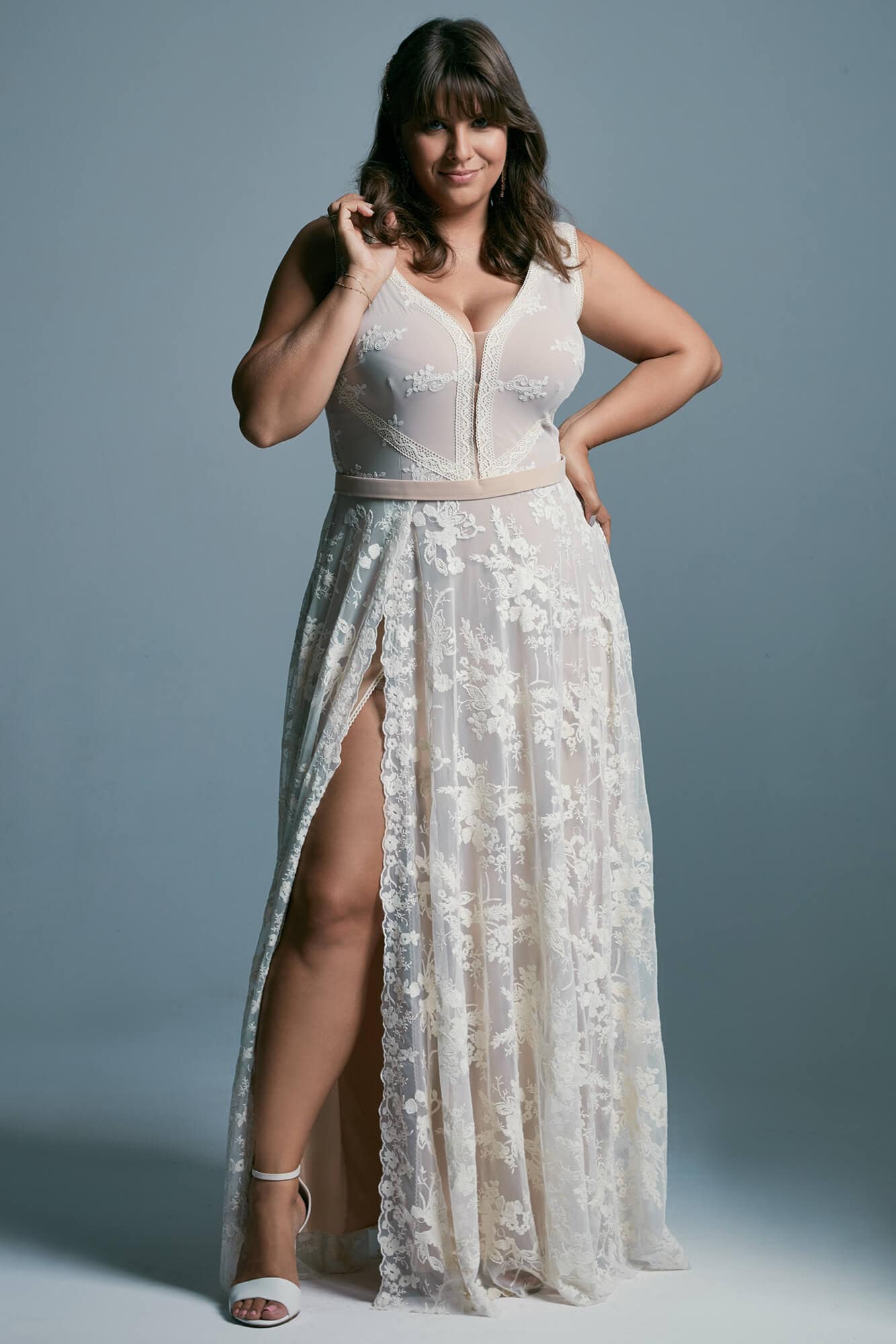 suknia ślubna z koronkowym wzorem, dekoltem w serek i rozcięciem na nogę