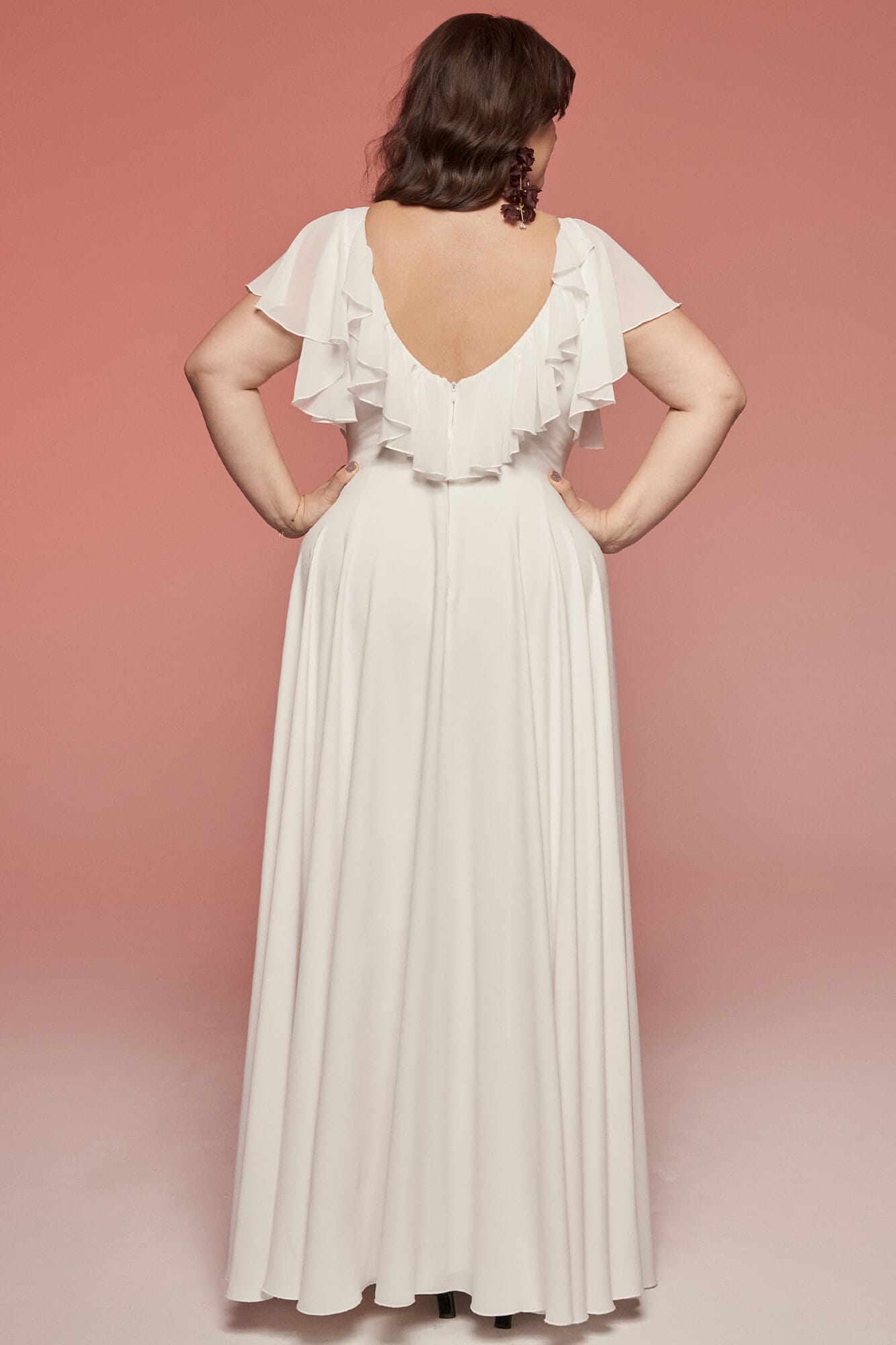 suknia ślubna z dekoltem w serek i falbanami na ramionach, widok z tyłu