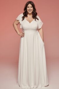 suknia ślubna z dekoltem w serek i krótkimi rękawami, w kolorze białym, z kieszeniami.