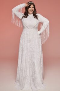 suknia ślubna z długimi rękawami i frędzlami, w kolorze białym, z koronkowym zdobieniem