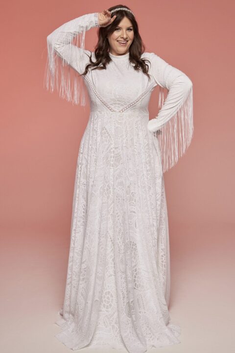 suknia ślubna z długimi rękawami i frędzlami, w kolorze białym, z koronkowym zdobieniem